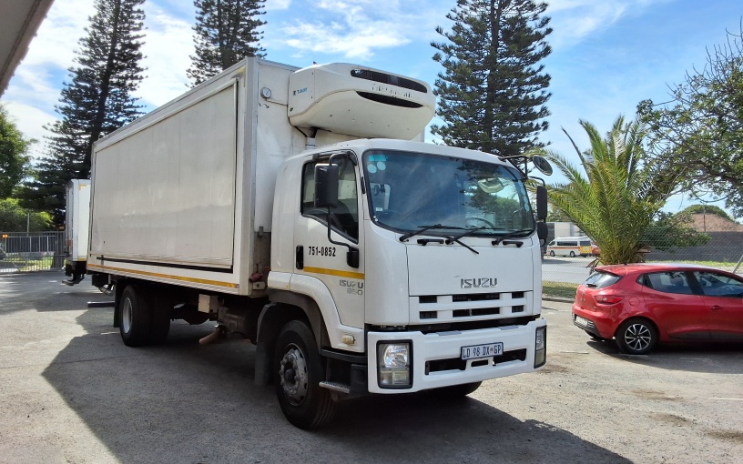 2016 ISUZU FTR 850 AMT F/C C/C WITH REFRIGERATOR BODY - A/T